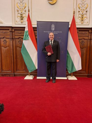 Miniszter Elismerő Okleveléhez szeretettel gratulálunk Lőkös Lajos tanár úrnak!